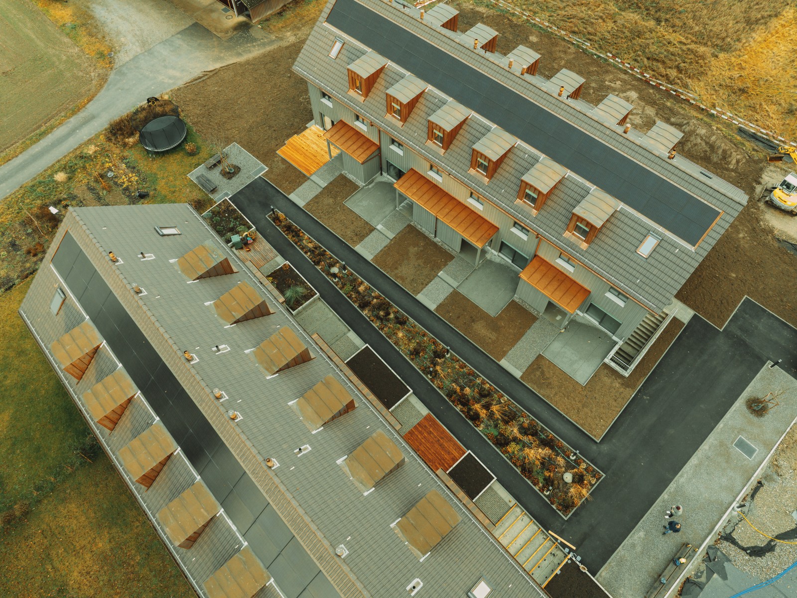 20.1.2026: Bereits drei Häuser sind bewohnt. Im Frühling bis Frühsommer werden drei weitere Häuser den Eigentümern übergeben. Der Produktionsstart der dritten und letzten Etappe (Haus 27) erfolgt Mitte 2026. Der nächste Tag der offenen Tür findet am 22. März 2026 statt.