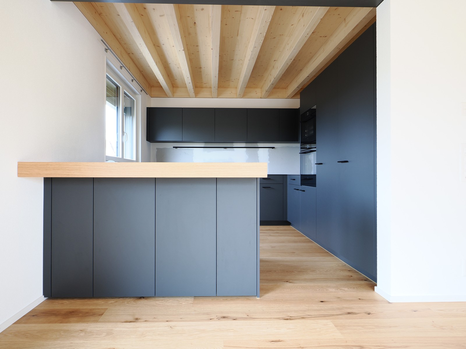 03.12.2025: Zwei Häuser sind bewohnt, bis März werden wir zwei weitere Häuser an die Käufer übergeben. Der nächste Tag der offenen Türen findet am Sonntag, 18. Januar 2026 statt. Mit der dritten und letzten Bauetappe (Haus 27) starten wir Mitte 2026.