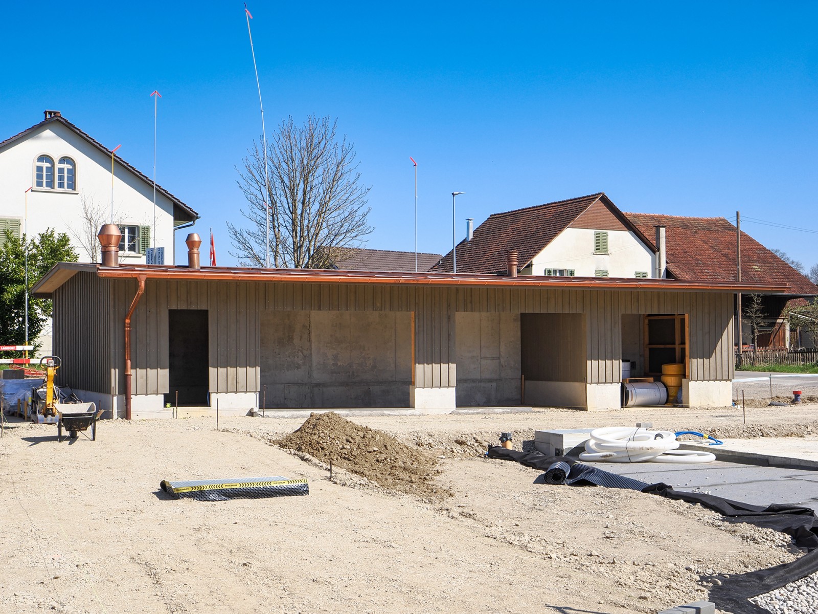23.04.2025 Die Holzelementbauten der Reihenhäuser 31a-d sind fertig montiert. Nun sind wir daran, deren Gebäudehüllen zu erstellen. Das Tiefgarageneinfahrtsgebäude befindet sich in der Fertigstellung. Parallel dazu sind die Umgebungsarbeiten in vollem Gang und bereits die ersten Bäume gepflanzt. Das Haus 31d ist neu reserviert und das Haus 29b wird ab Mai zum fertig ausgebauten Musterhaus ausgebaut.