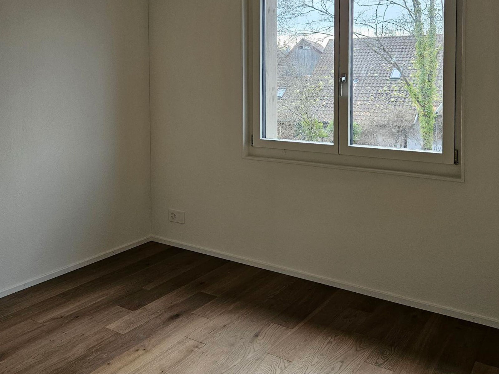 08.01.2025 Das Haus 29d ist fertiggestellt und an die Käufer übergeben, welche es dieses Wochenende beziehen. Die Häuser 29a,b,c ist die Gebäudehülle fertig erstellt – sie können nach den individuellen Wünschen von Käufern ab sofort innen ausgebaut werden. Von den Nachbarhäuser 31c und d wird zurzeit der Holzelementbau montiert.
