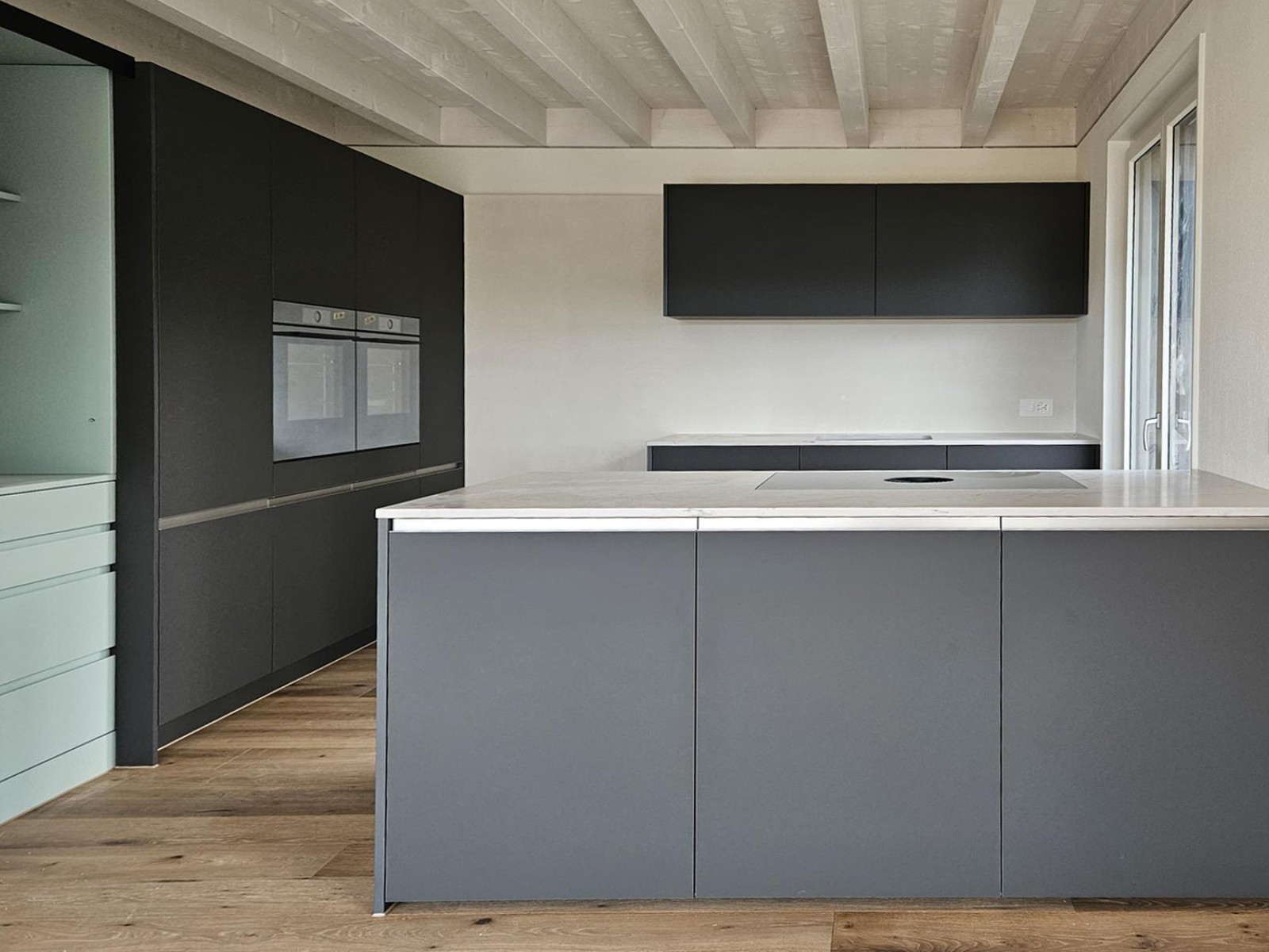 08.01.2025 Die Reihenhäuser Marthalerstrasse 29a-c sind im Rohbau fertig erstellt und bereit für den individuellen Innenausbau, das Reihenhaus Marthalerstrasse 29d ist auch innen praktisch fertig erstellt und wird Mitte Januar an die Bauherrschaft übergeben. Für die Montage der Reihenhäuser Marthalerstrasse 31c und d ab Mitte Januar ist das Gerüst gestellt.