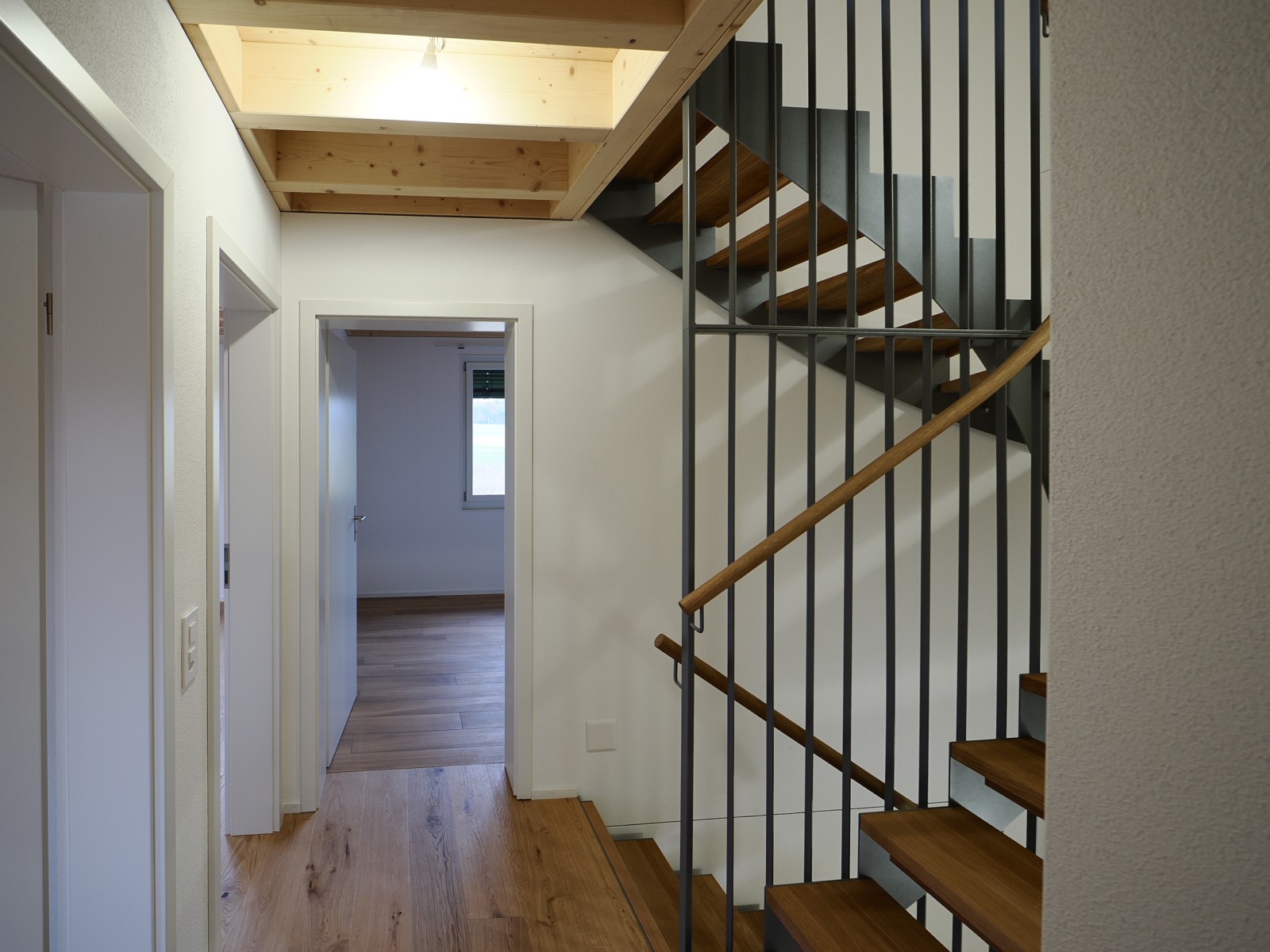 03.12.2025: Zwei Häuser sind bewohnt, bis März werden wir zwei weitere Häuser an die Käufer übergeben. Der nächste Tag der offenen Türen findet am Sonntag, 18. Januar 2026 statt. Mit der dritten und letzten Bauetappe (Haus 27) starten wir Mitte 2026.