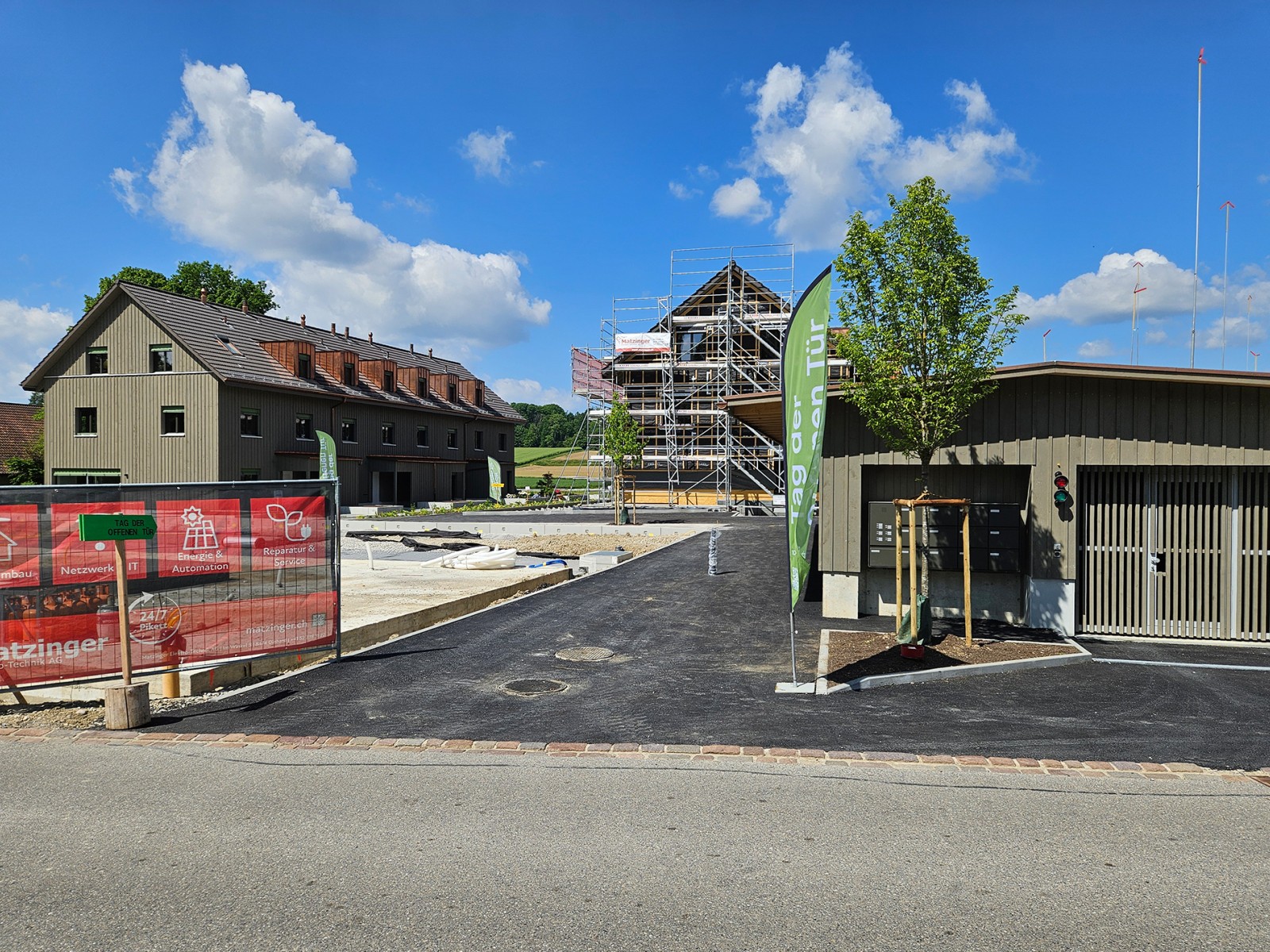 19.05.2025 Die allgemeinen Umgebungsarbeiten sind weit fortgeschritten und die Dachdecker- und Photovoltaikarbeiten Haus 31a-d fertiggestellt.