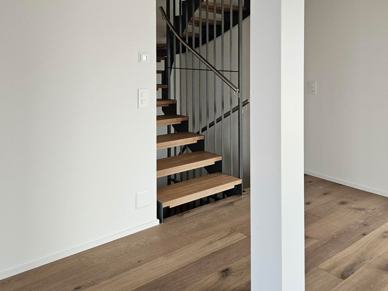 08.01.2025 Das Haus 29d ist fertiggestellt und an die Käufer übergeben, welche es dieses Wochenende beziehen. Die Häuser 29a,b,c ist die Gebäudehülle fertig erstellt – sie können nach den individuellen Wünschen von Käufern ab sofort innen ausgebaut werden. Von den Nachbarhäuser 31c und d wird zurzeit der Holzelementbau montiert.