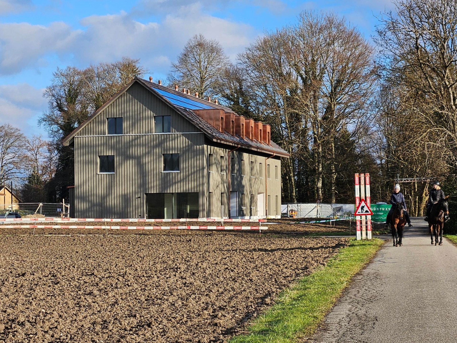 08.01.2025 Das Haus 29d ist fertiggestellt und an die Käufer übergeben, welche es dieses Wochenende beziehen. Die Häuser 29a,b,c ist die Gebäudehülle fertig erstellt – sie können nach den individuellen Wünschen von Käufern ab sofort innen ausgebaut werden. Von den Nachbarhäuser 31c und d wird zurzeit der Holzelementbau montiert.