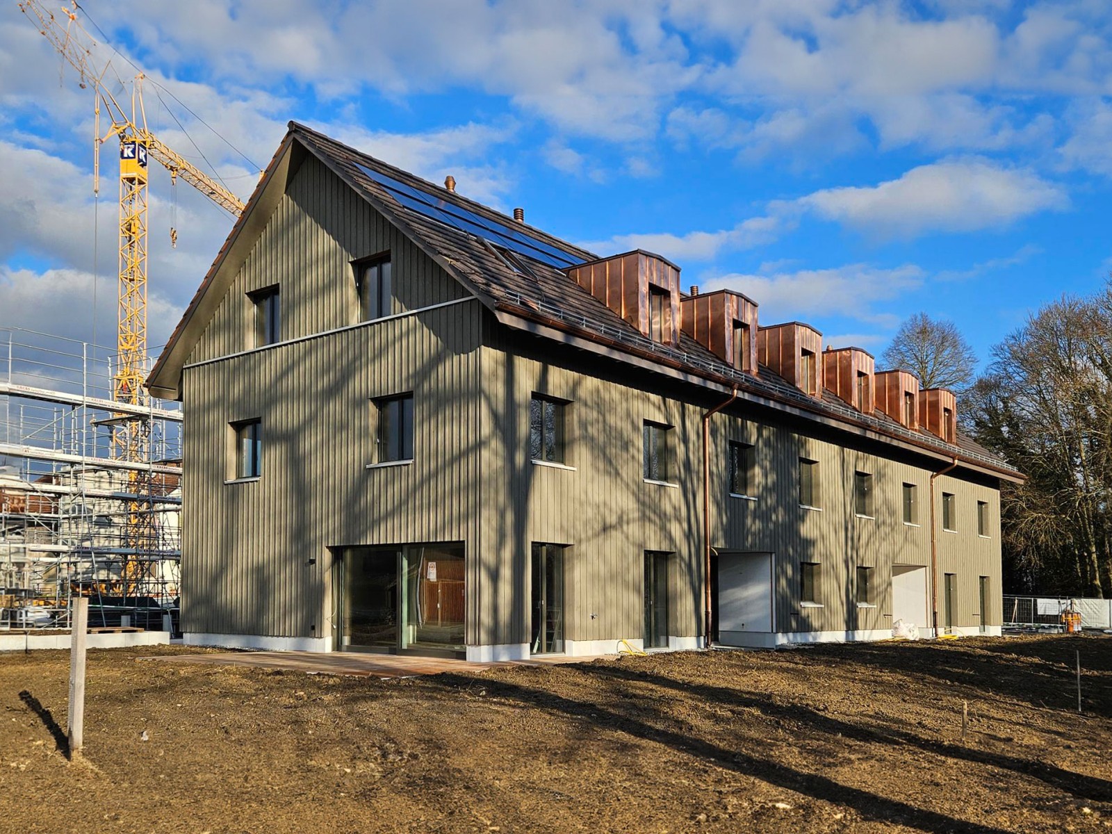 08.01.2025 Das Haus 29d ist fertiggestellt und an die Käufer übergeben, welche es dieses Wochenende beziehen. Die Häuser 29a,b,c ist die Gebäudehülle fertig erstellt – sie können nach den individuellen Wünschen von Käufern ab sofort innen ausgebaut werden. Von den Nachbarhäuser 31c und d wird zurzeit der Holzelementbau montiert.