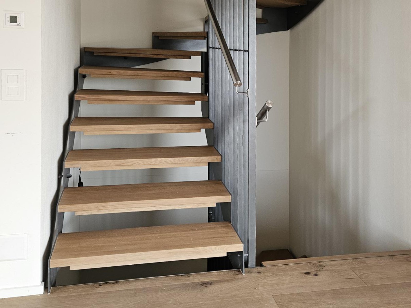 08.01.2025 Die Reihenhäuser Marthalerstrasse 29a-c sind im Rohbau fertig erstellt und bereit für den individuellen Innenausbau, das Reihenhaus Marthalerstrasse 29d ist auch innen praktisch fertig erstellt und wird Mitte Januar an die Bauherrschaft übergeben. Für die Montage der Reihenhäuser Marthalerstrasse 31c und d ab Mitte Januar ist das Gerüst gestellt.