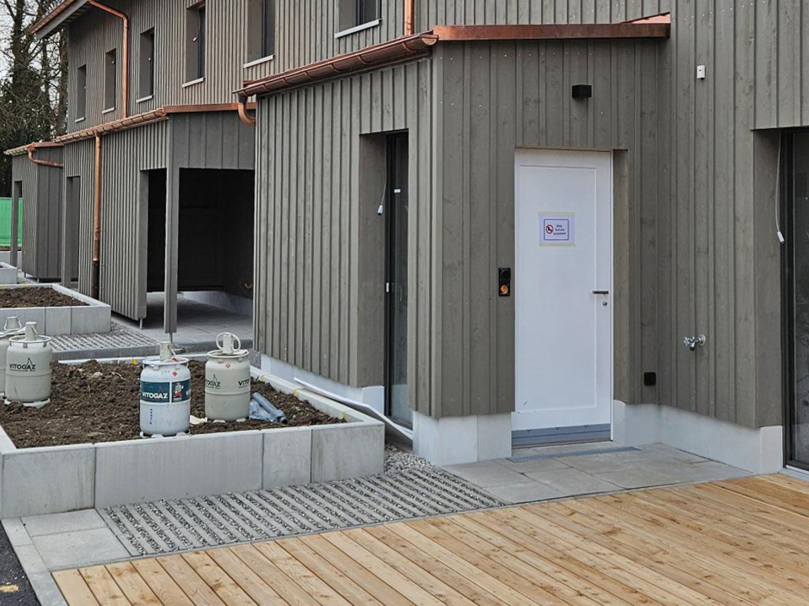 08.01.2025 Die Reihenhäuser Marthalerstrasse 29a-c sind im Rohbau fertig erstellt und bereit für den individuellen Innenausbau, das Reihenhaus Marthalerstrasse 29d ist auch innen praktisch fertig erstellt und wird Mitte Januar an die Bauherrschaft übergeben. Für die Montage der Reihenhäuser Marthalerstrasse 31c und d ab Mitte Januar ist das Gerüst gestellt.