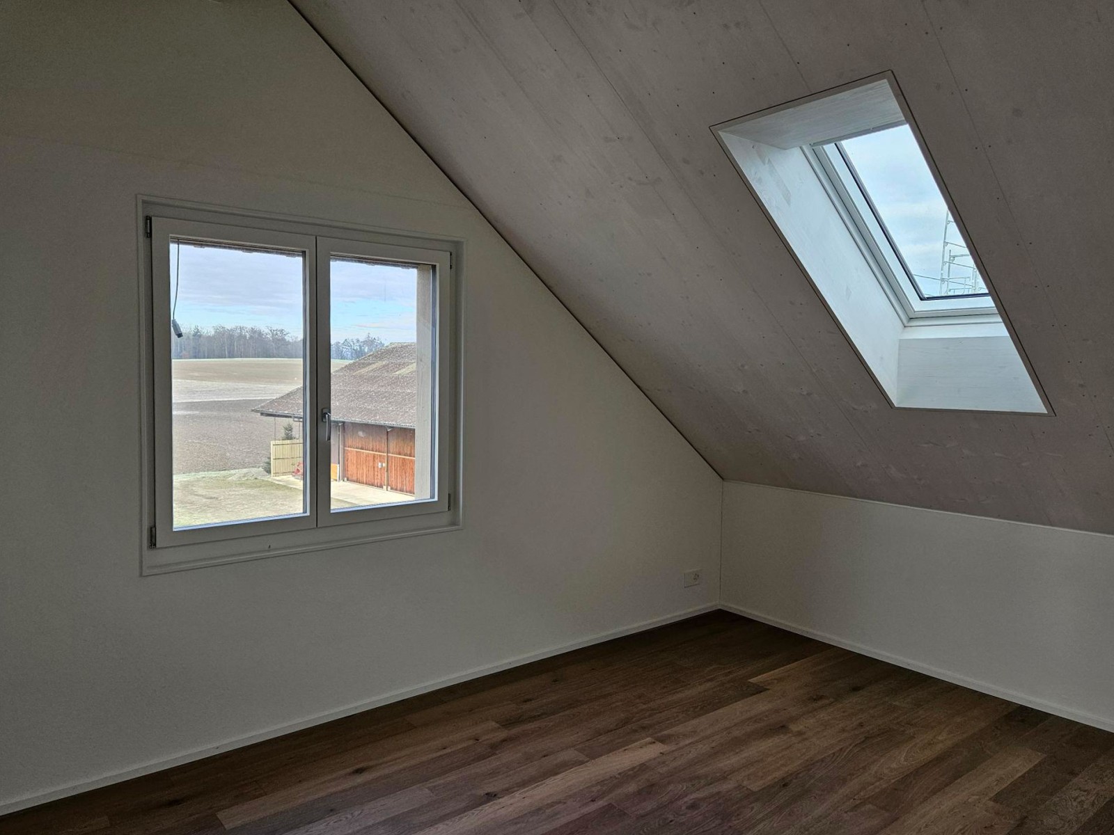 08.01.2025 Das Haus 29d ist fertiggestellt und an die Käufer übergeben, welche es dieses Wochenende beziehen. Die Häuser 29a,b,c ist die Gebäudehülle fertig erstellt – sie können nach den individuellen Wünschen von Käufern ab sofort innen ausgebaut werden. Von den Nachbarhäuser 31c und d wird zurzeit der Holzelementbau montiert.