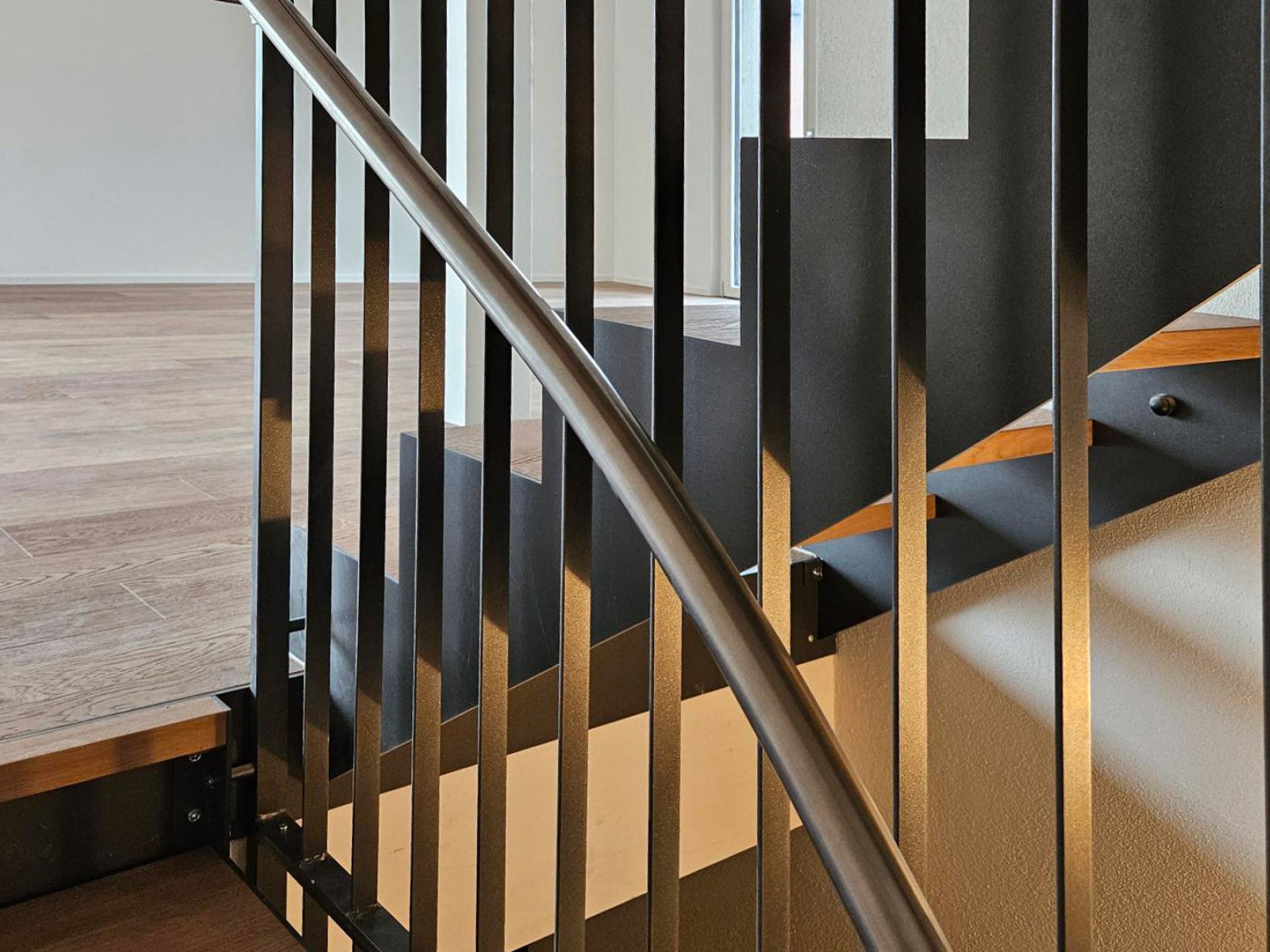 08.01.2025 Das Haus 29d ist fertiggestellt und an die Käufer übergeben, welche es dieses Wochenende beziehen. Die Häuser 29a,b,c ist die Gebäudehülle fertig erstellt – sie können nach den individuellen Wünschen von Käufern ab sofort innen ausgebaut werden. Von den Nachbarhäuser 31c und d wird zurzeit der Holzelementbau montiert.