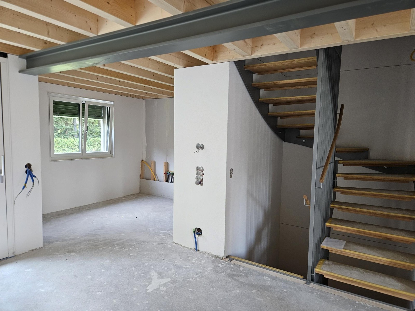 Am Wochenende vom 12./13. Juli findet der nächste Tag der offenen Türen statt.  Wir zeigen Ihnen gerne die Wohnsiedlung und insbesondere das sich im Innenausbau befindende Musterhaus 29b. Auf dem neu erstellten Spiel- und Begegnungsplatz gibt es zudem Wurst und Gemüse vom frisch montierten Grill.