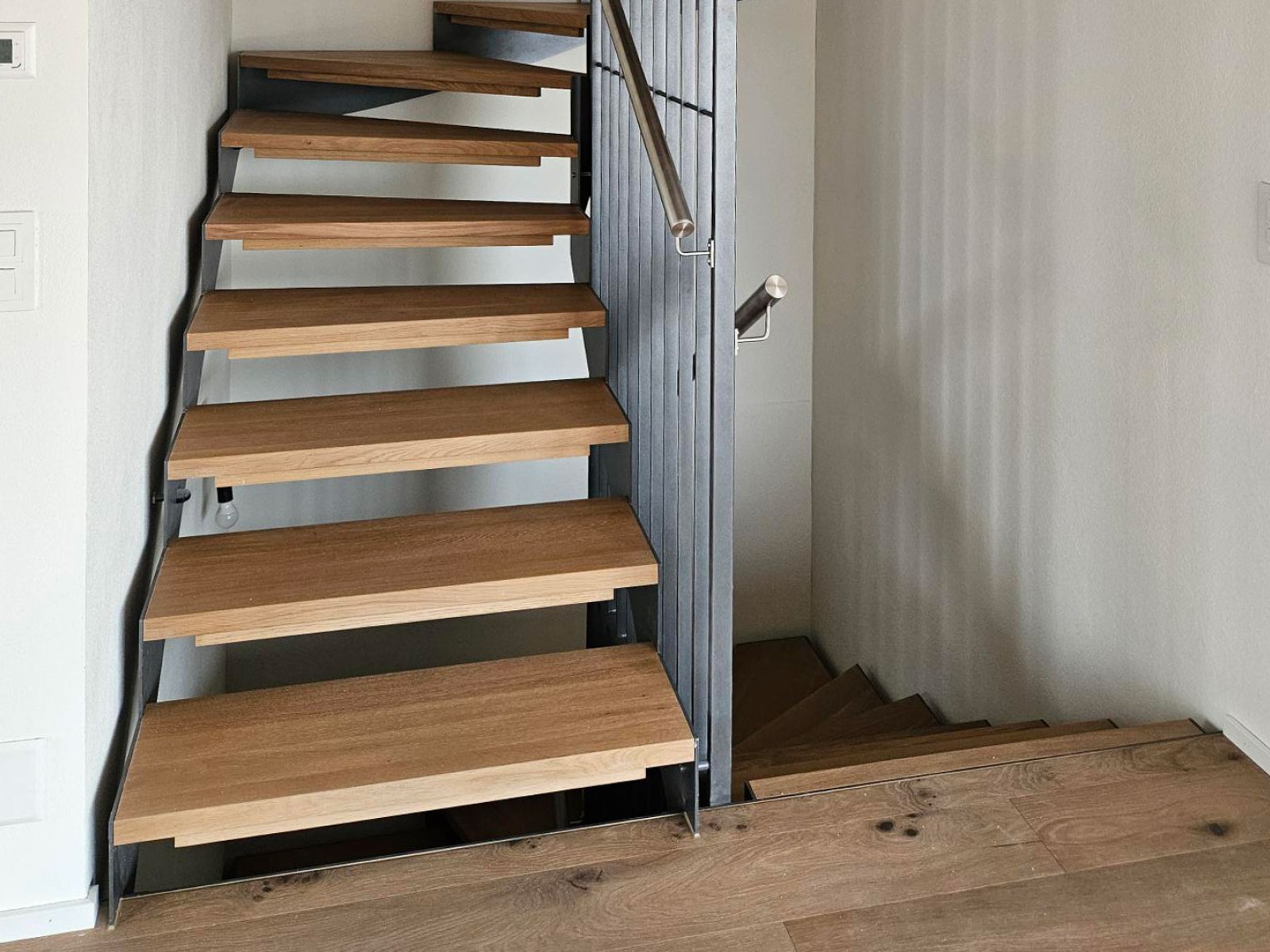 08.01.2025 Das Haus 29d ist fertiggestellt und an die Käufer übergeben, welche es dieses Wochenende beziehen. Die Häuser 29a,b,c ist die Gebäudehülle fertig erstellt – sie können nach den individuellen Wünschen von Käufern ab sofort innen ausgebaut werden. Von den Nachbarhäuser 31c und d wird zurzeit der Holzelementbau montiert.