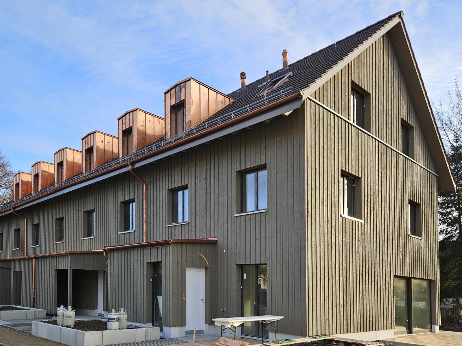 16.12.2024 Die Umgebungsgestaltung um die erste Bautetappe ist bereits weit gediehen… und das Gerüst für die Montage der nächsten zwei Reihenhäuser im Januar ist auch bereits gestellt.