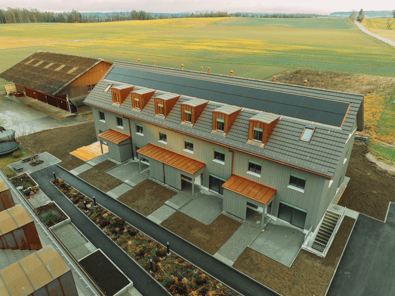 23.12.2025: Drei Häuser sind bereits bewohnt. Bis Ende April 2026 werden wir zwei weitere Häuser an die Käufer übergeben. Unser nächster Tag der offenen Türen findet am Sonntag, 18. Januar 2026 statt. Mit der dritten und letzten Bauetappe (Haus Marthalerstrasse 27) werden wir Mitte 2026 starten.