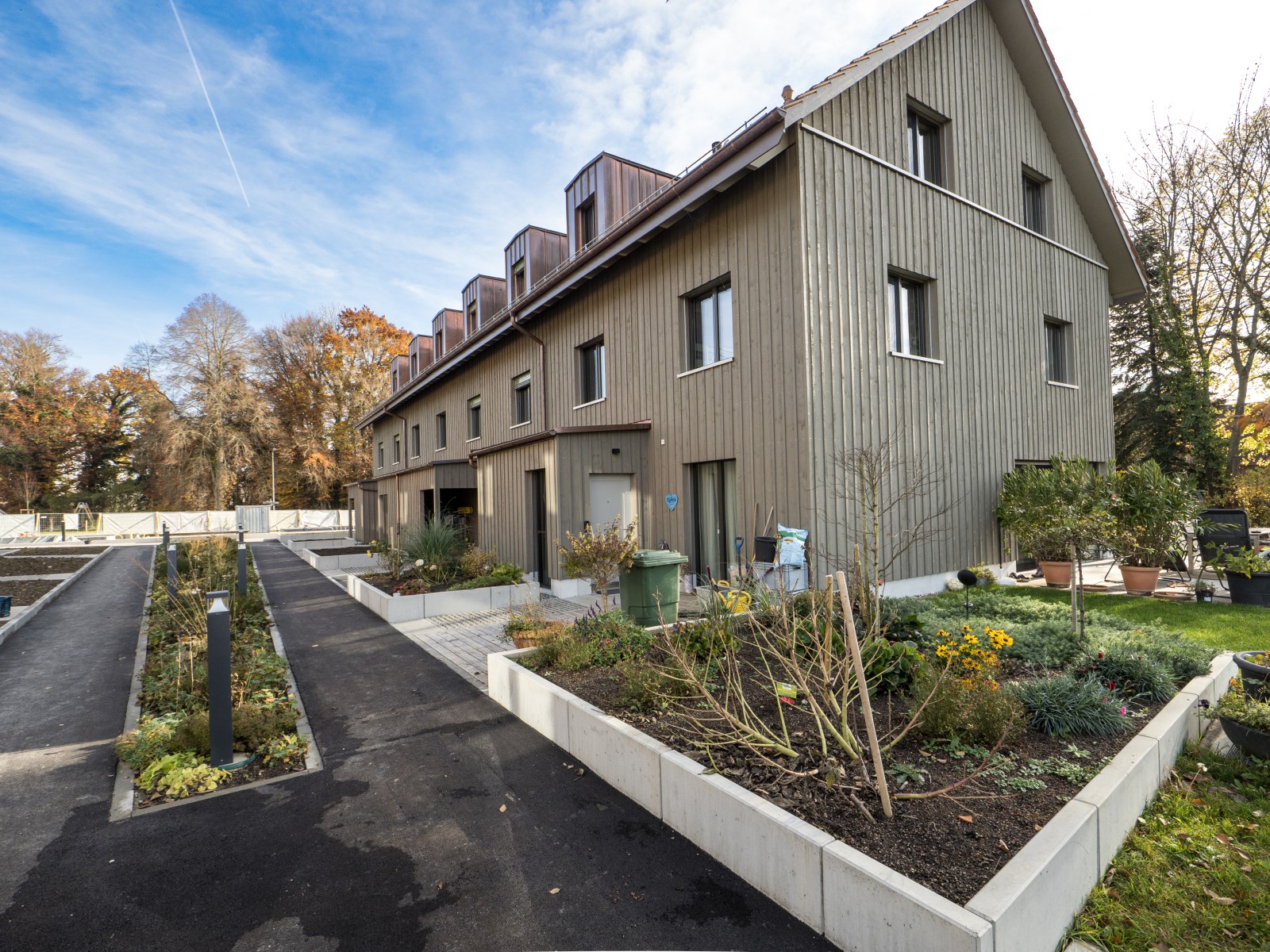 03.12.2025: Zwei Häuser sind bewohnt, bis März werden wir zwei weitere Häuser an die Käufer übergeben. Der nächste Tag der offenen Türen findet am Sonntag, 18. Januar 2026 statt. Mit der dritten und letzten Bauetappe (Haus 27) starten wir Mitte 2026.