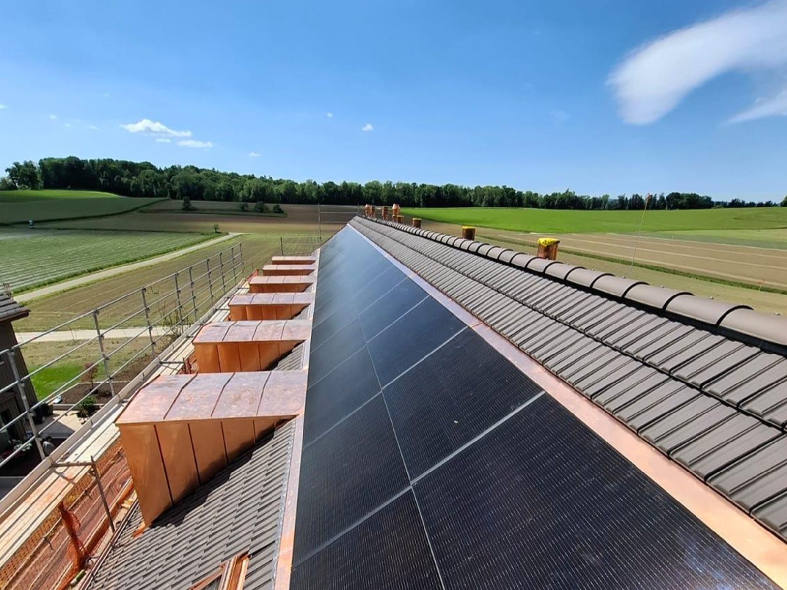 19.05.2025 Die allgemeinen Umgebungsarbeiten sind weit fortgeschritten und die Dachdecker- und Photovoltaikarbeiten Haus 31a-d fertiggestellt.