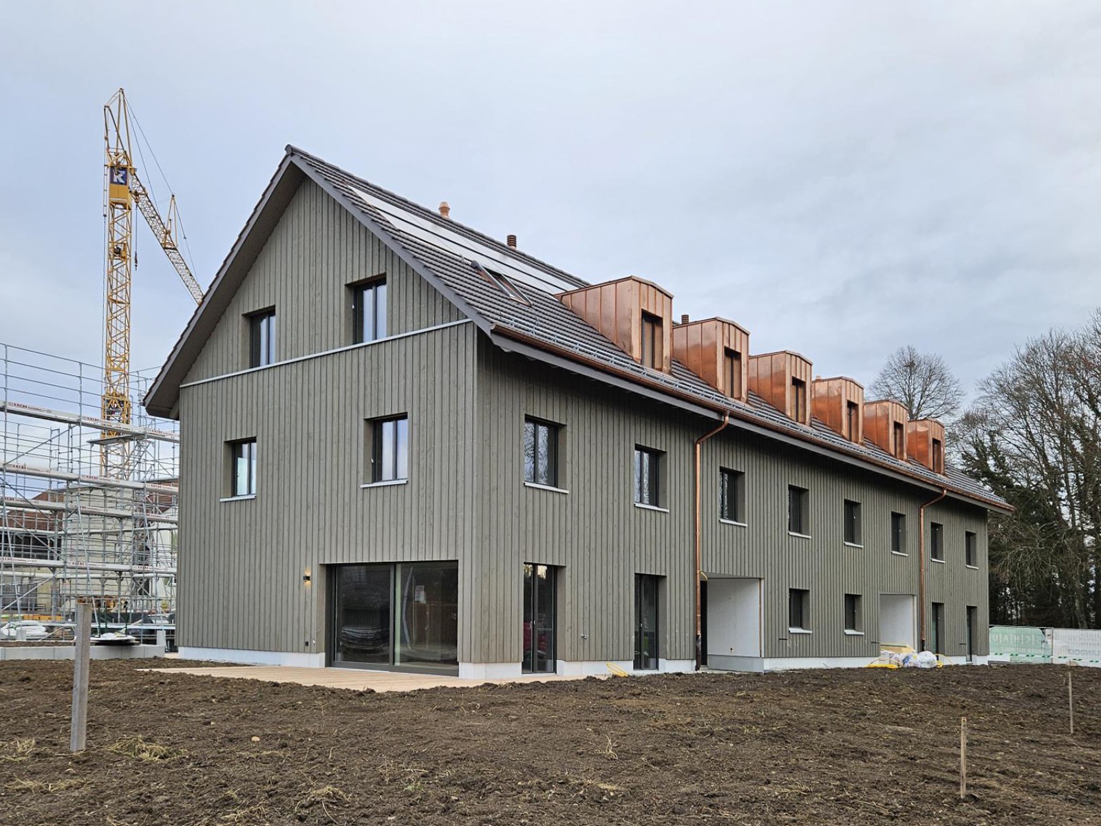 08.01.2025 Die Reihenhäuser Marthalerstrasse 29a-c sind im Rohbau fertig erstellt und bereit für den individuellen Innenausbau, das Reihenhaus Marthalerstrasse 29d ist auch innen praktisch fertig erstellt und wird Mitte Januar an die Bauherrschaft übergeben. Für die Montage der Reihenhäuser Marthalerstrasse 31c und d ab Mitte Januar ist das Gerüst gestellt.