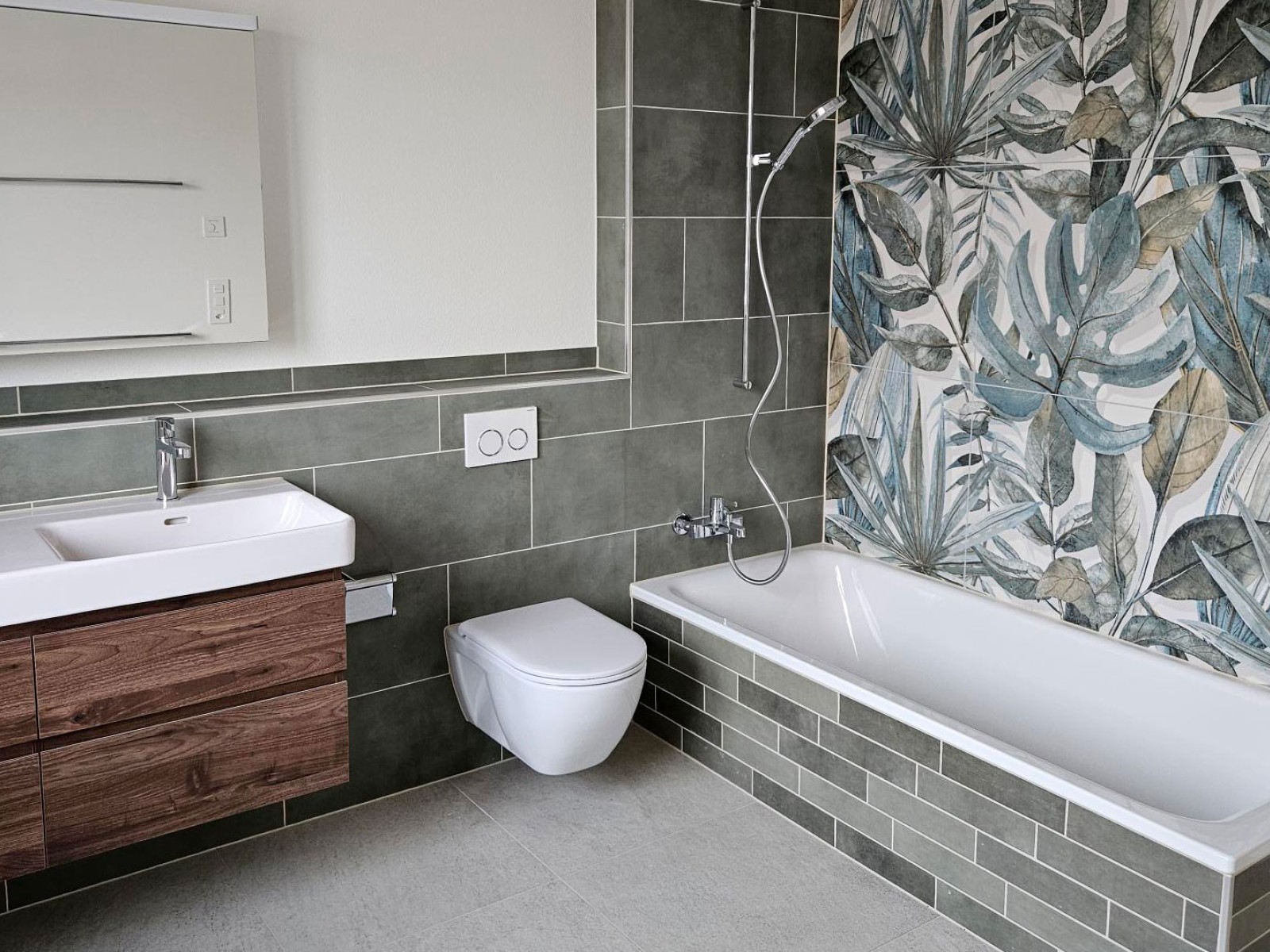 08.01.2025 Das Haus 29d ist fertiggestellt und an die Käufer übergeben, welche es dieses Wochenende beziehen. Die Häuser 29a,b,c ist die Gebäudehülle fertig erstellt – sie können nach den individuellen Wünschen von Käufern ab sofort innen ausgebaut werden. Von den Nachbarhäuser 31c und d wird zurzeit der Holzelementbau montiert.