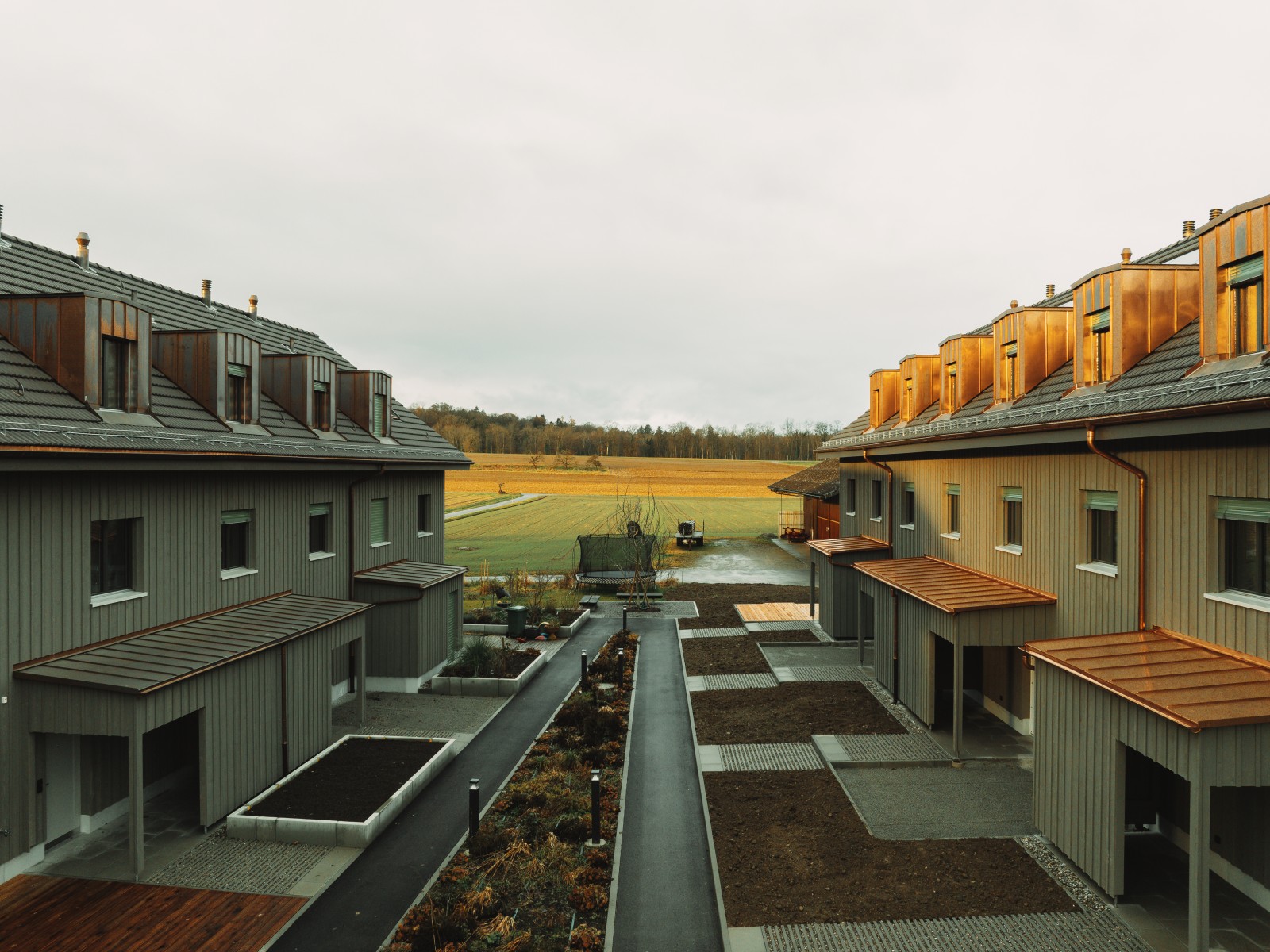 23.12.2025: Drei Häuser sind bereits bewohnt. Bis Ende April 2026 werden wir zwei weitere Häuser an die Käufer übergeben. Unser nächster Tag der offenen Türen findet am Sonntag, 18. Januar 2026 statt. Mit der dritten und letzten Bauetappe (Haus Marthalerstrasse 27) werden wir Mitte 2026 starten.