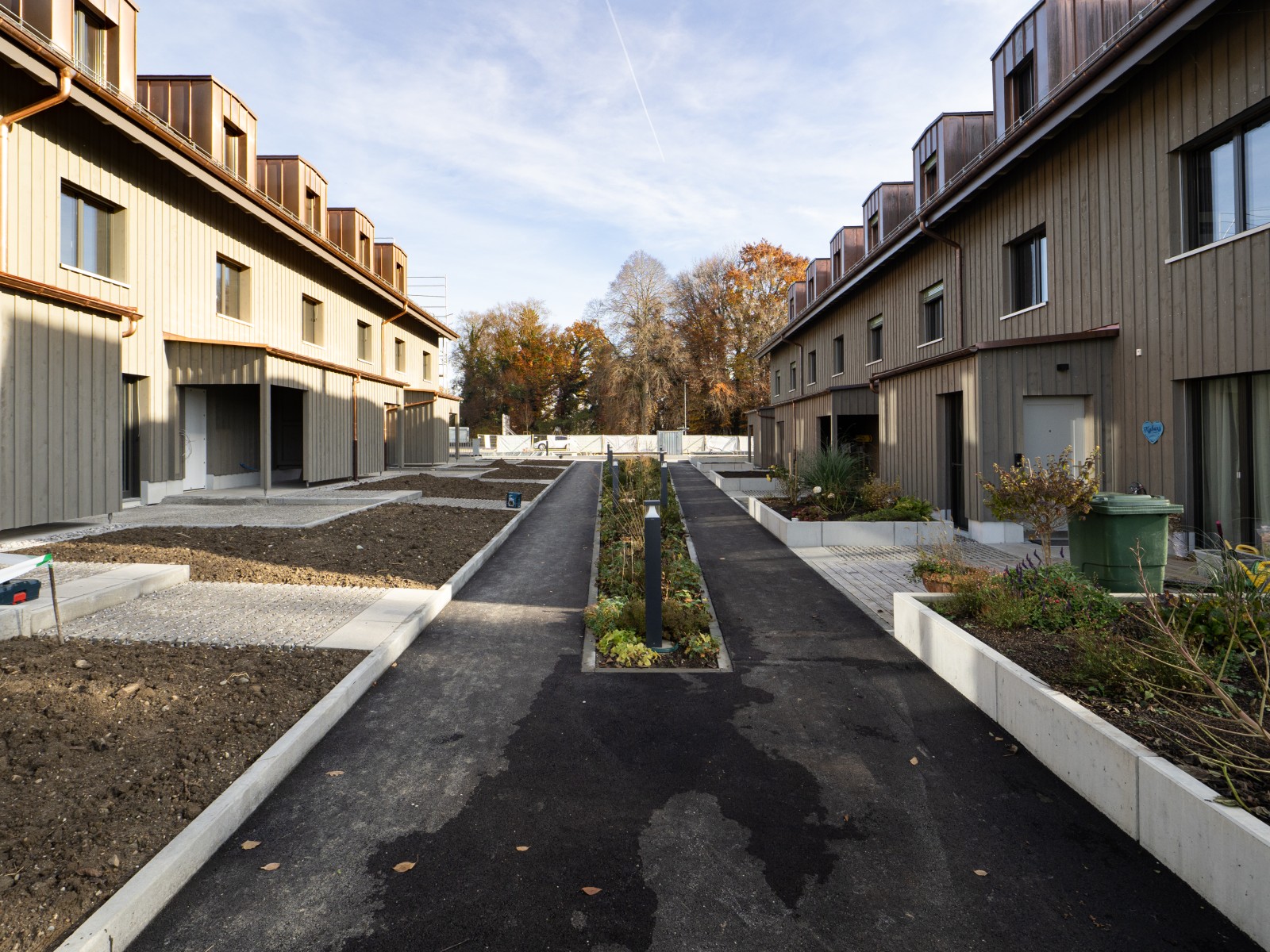 10.11.2025: Das Musterhaus ist fertiggestellt. Die verkauften Gebäude befinden sich im Innenausbau. Unser nächster Tag der offenen Türen findet am Sonntag, 16. November 2025 statt.