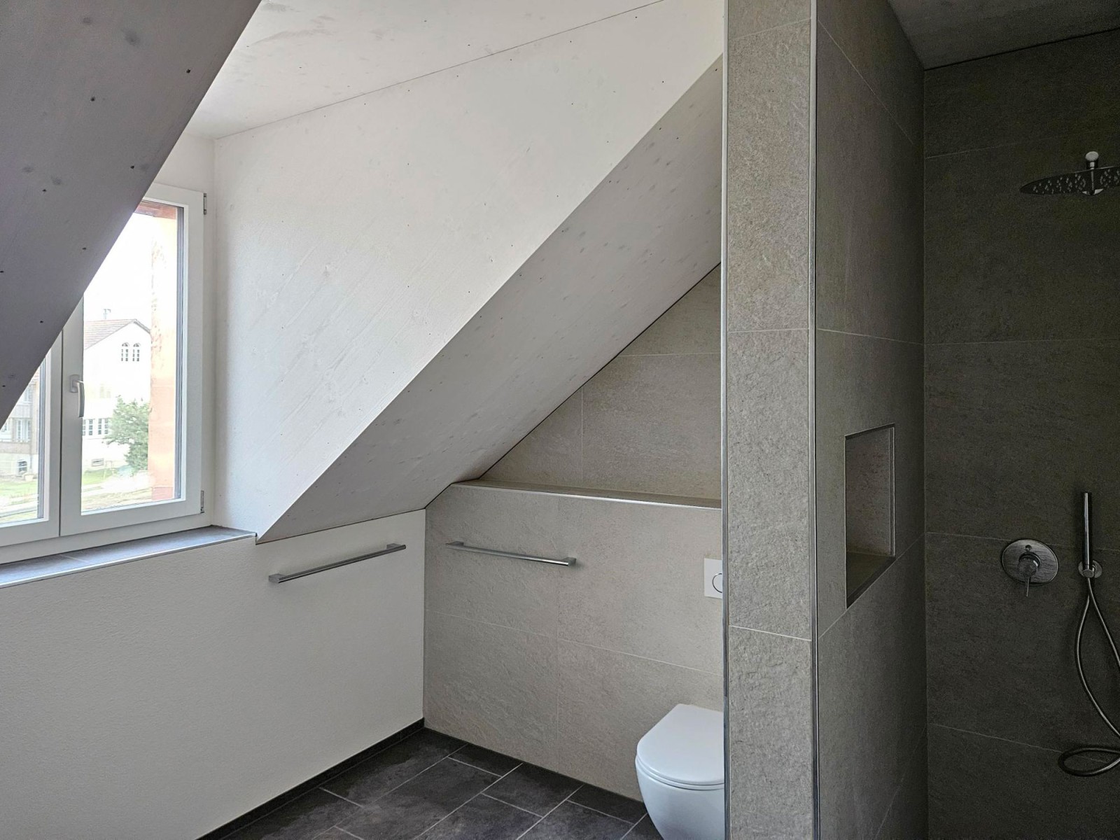 08.01.2025 Das Haus 29d ist fertiggestellt und an die Käufer übergeben, welche es dieses Wochenende beziehen. Die Häuser 29a,b,c ist die Gebäudehülle fertig erstellt – sie können nach den individuellen Wünschen von Käufern ab sofort innen ausgebaut werden. Von den Nachbarhäuser 31c und d wird zurzeit der Holzelementbau montiert.