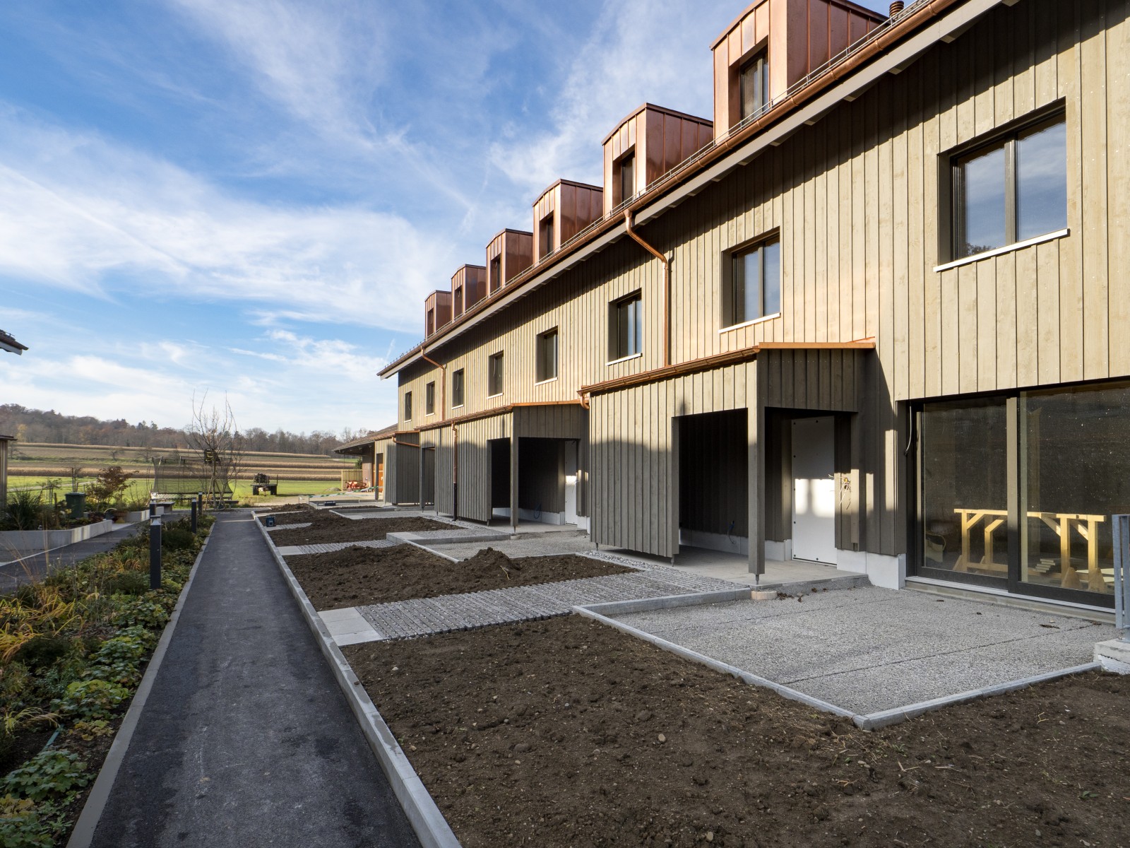 10.11.2025: Das Musterhaus ist fertiggestellt. Die verkauften Gebäude befinden sich im Innenausbau. Unser nächster Tag der offenen Türen findet am Sonntag, 16. November 2025 statt.