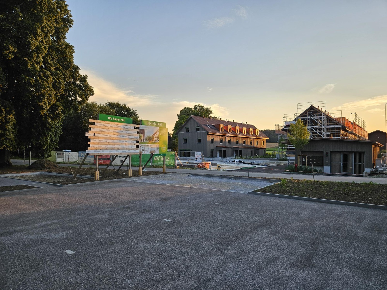 Am Wochenende vom 12./13. Juli findet der nächste Tag der offenen Türen statt.  Wir zeigen Ihnen gerne die Wohnsiedlung und insbesondere das sich im Innenausbau befindende Musterhaus 29b. Auf dem neu erstellten Spiel- und Begegnungsplatz gibt es zudem Wurst und Gemüse vom frisch montierten Grill.