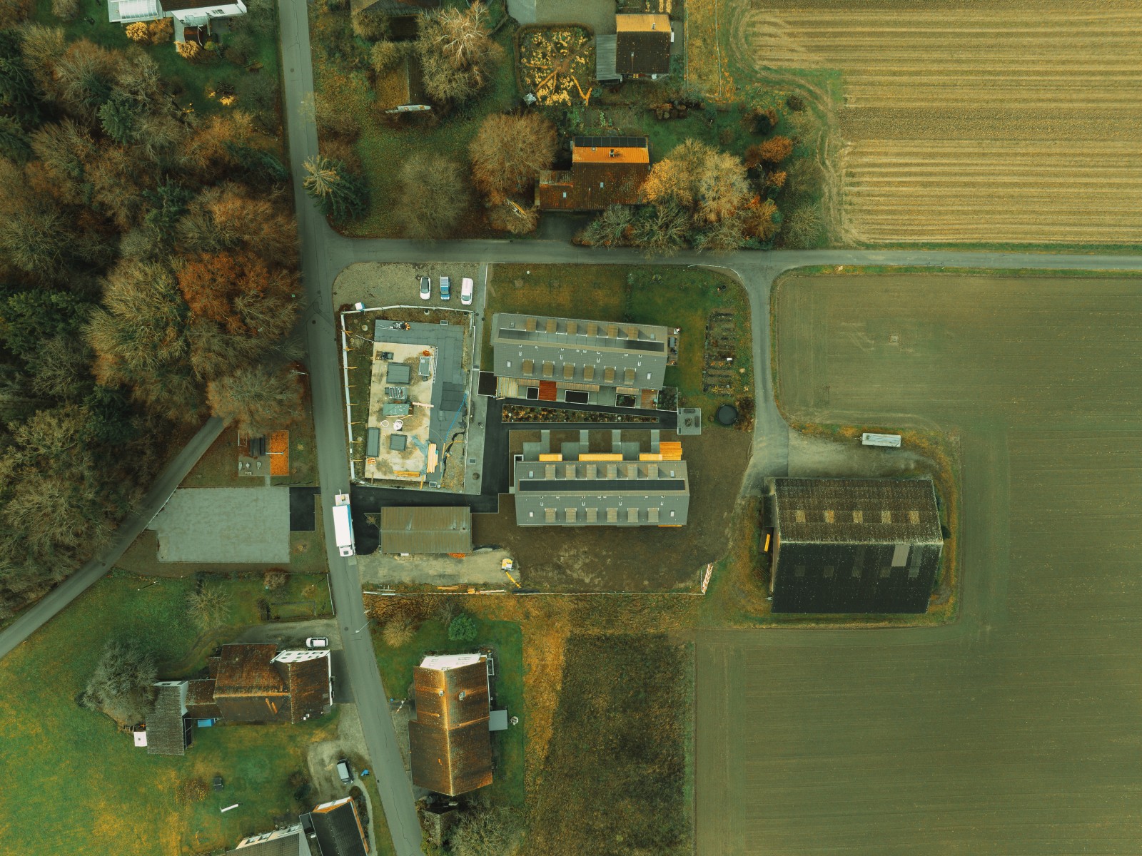 23.12.2025: Drei Häuser sind bereits bewohnt. Bis Ende April 2026 werden wir zwei weitere Häuser an die Käufer übergeben. Unser nächster Tag der offenen Türen findet am Sonntag, 18. Januar 2026 statt. Mit der dritten und letzten Bauetappe (Haus Marthalerstrasse 27) werden wir Mitte 2026 starten.