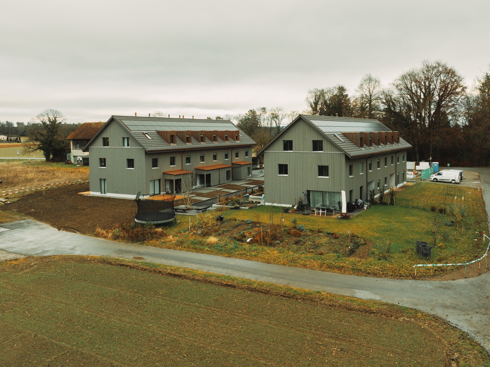 20.1.2026: Bereits drei Häuser sind bewohnt. Im Frühling bis Frühsommer werden drei weitere Häuser den Eigentümern übergeben. Der Produktionsstart der dritten und letzten Etappe (Haus 27) erfolgt Mitte 2026. Der nächste Tag der offenen Tür findet am 22. März 2026 statt.